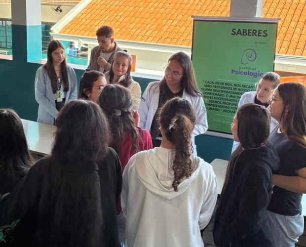 Univ�s realiza Feira de Profiss�es em escola de Carea�u